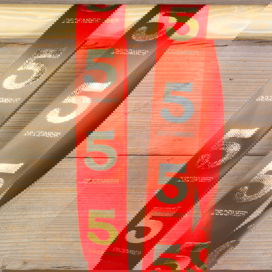 Breed Sintlint Satijn - Kadopapier.net