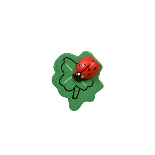 Plakdeco Klaver met Ladybug - Kadopapier.net