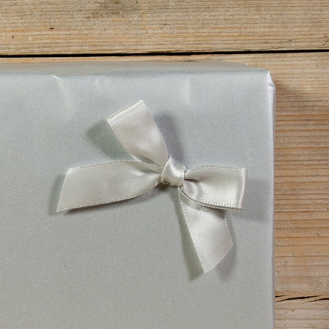 Zilver Satijnen Strikje met plakker - Kadopapier.net Zilver Satijnen Strikje met plakker - Kadopapier.net