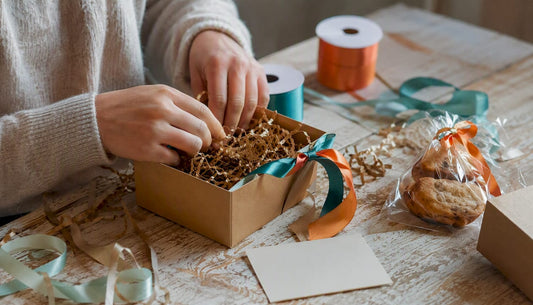 Met zorg worden verrassende cadeaus in een origineel pakket samengevoegd.