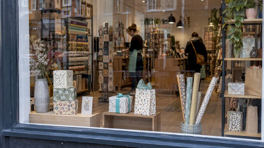 Open vitrine van een cadeauwinkel