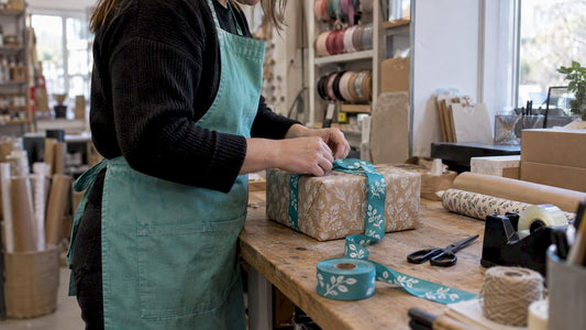 Bedrukt lint om een ingepakt cadeau