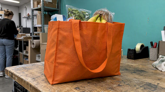 Gevulde non-woven tas in het magazijn van de winkel