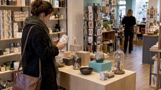 Een rustige presentatie van luxeproducten in een winkel