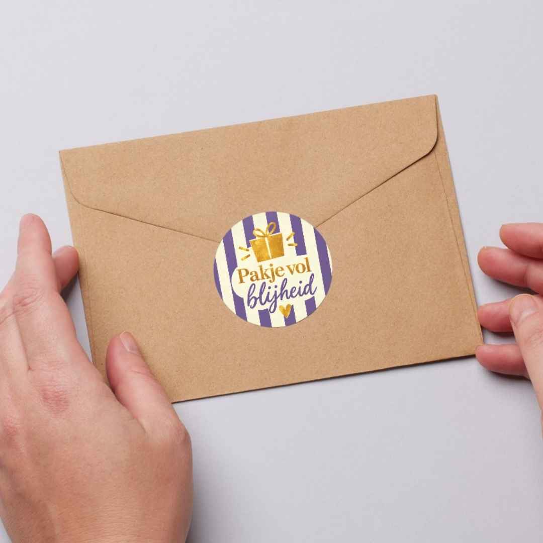 Pakje vol blijheid etiket op een kraft envelop - Kadopapier.net