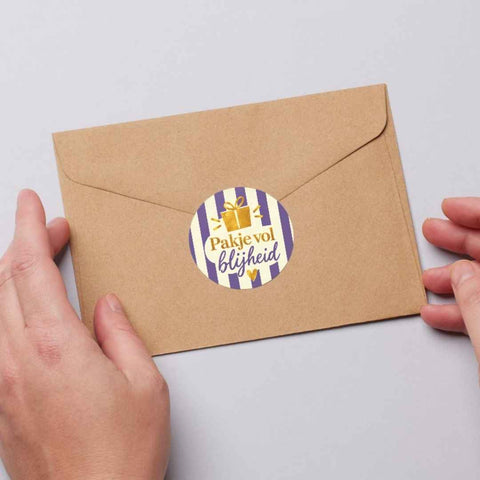 Pakje vol blijheid etiket op een kraft envelop - Kadopapier.net