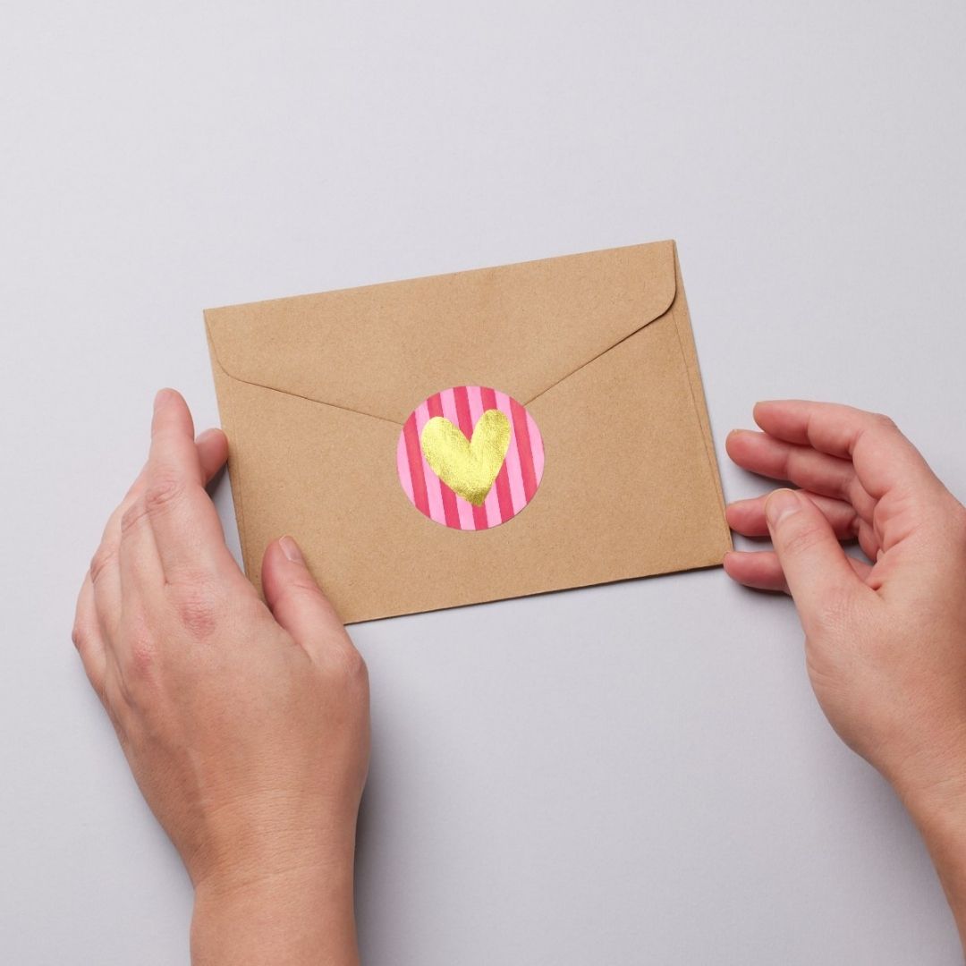 Sluitzegel sticker hartje roze/goud op een envelop